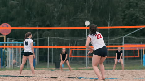 Sommerferien-Sport--Und-People-Konzept---Junge-Frau-Mit-Ball-Spielt-Volleyball-Am-Strand